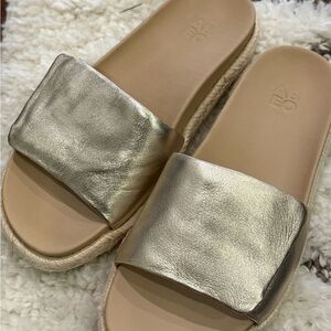NEW ABEO Isle Gold Metallic Leather Slide Sz 7.5 Strap Sandal